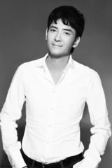 组图：韩栋黑白写真大片出炉 显成熟稳重绅士风