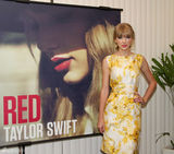 组图：泰勒-斯威夫特印花礼服俏丽亮相