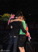 幻灯图：苏有朋助阵旅游文化节 似遭疯狂粉丝强吻