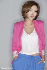 组图：应采儿粉色系清新大片展现率真开朗本色