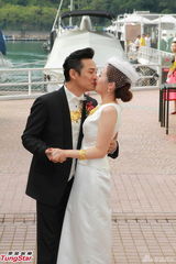 组图：杜德伟现场派发红包 新娘秀钻戒金饰贵气