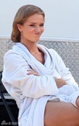 幻灯图集：《变形金刚3》新女星片场休闲不雅姿势