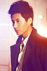 组图：张天其拍写真大片 光影变幻间显成熟气质