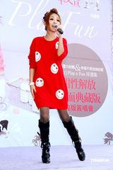 幻灯：卓文萱台北签唱 现煮姜母鸭慰劳歌迷