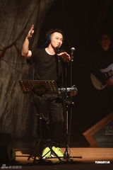 高清组图：陈奕迅香港开唱 靠唱功长裤T恤也疯狂