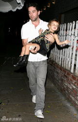 组图：阿尔巴携爱女出行 小奥内短裙皮靴星范十足