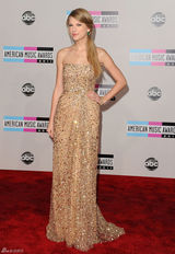 高清组图：泰勒-斯威夫特性感抹胸亮片礼服亮相