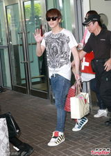 组图：韩国男团B.A.P.访港 粉丝接机送礼物