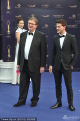 组图：《远大前程》导演携帅气男主角亮相蓝毯