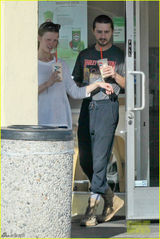 组图：拉博夫与女友购物 店内搂抱耳语秀恩爱