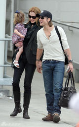 幻灯图：妮可-基德曼随夫返悉尼 怀抱女儿格外开心