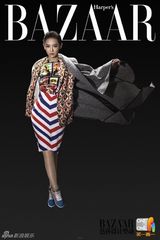 组图：戚薇为公益挑战粗眉妆 英伦风装扮显帅气