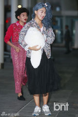 组图：SJ庆出道8周年机场上演变装秀 整疯粉丝