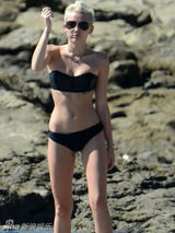 组图：麦莉-赛勒斯比基尼沙滩瑜伽纹身抢眼