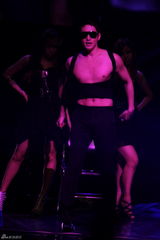 高清图：韩星朴施厚首尔见面会 袒露胸肌与女模热舞