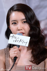 组图：宋承宪宣传新剧扮大佬 申世京粉裙秀春意