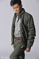 组图：杨志刚秋装写真 夹克装粗犷干练显男人魅力