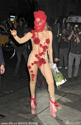 组图：LadyGaga庆生全裸薄纱蔽体翘臀贴花