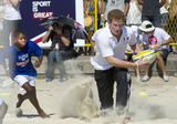组图：哈里王子巴西海滩打排球 与孩子们嬉闹