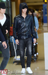 组图：韩星金秀贤结束英国行程返韩