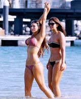 组图：路易莎晃大乳玩游戏 紧勒下体内裤接冰块