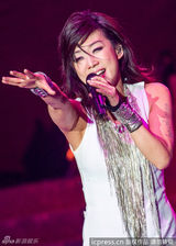 组图：林忆莲上海热舞开唱 短打上阵不惧露底