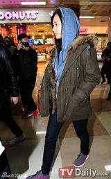 组图：少女时代休闲装扮亮相机场