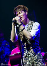 组图：李敏镐上海歌迷会皮衣搭印花T耍帅引尖叫