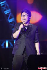 组图：萧敬腾上海开唱雨神未发威 被何韵诗调侃