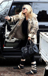 组图：超模凯特-莫斯现身伦敦新家皮草大衣贵气