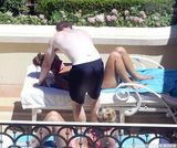 幻灯图：韦恩-鲁尼夫妇享受日光浴 俯身讨亲秀恩爱