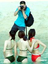 幻灯图：泳装模特外景拍摄 遭遇百余“摄友”狂拍 
