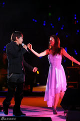 高清图：王杰北京开个唱 跪谢观众现场气氛热烈