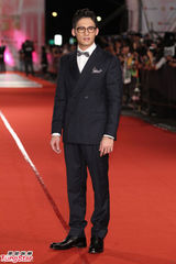 组图：蔡淑臻深V性感礼服携手温升豪亮相金钟红毯