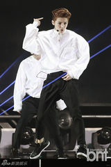 组图：EXO办回归秀咆哮掀高潮 女歌迷激动晕倒