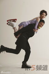 组图：郭晓冬化身运动型男 与张丹演绎冰上情缘