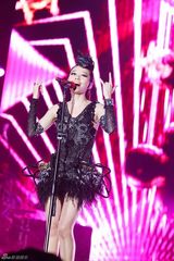 组图：张靓颖成都火爆开唱 喜多郎助阵赞其有前途