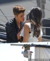 组图：贾斯汀-比伯为新曲拍MV 与女主角调情频笑场