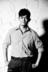 组图：杨志刚黑白文艺大片彰显不羁性感