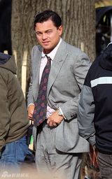 组图：莱昂纳多《华尔街之狼》片场吻66岁女星