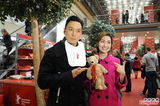 组图：吴彦祖游柏林不忘家人 代女儿亲试口水肩