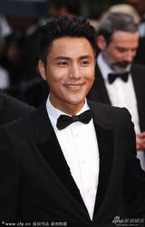 组图：陈坤携《过界》剧组亮相红毯 黑西服帅气