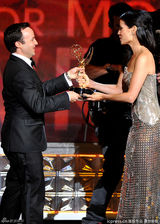 组图：丹尼-斯特朗《规则改变》获迷你剧最佳剧本奖