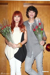 组图：信A-lin七夕突袭KTV包厢送惊喜