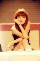 组图：包文婧出演话剧《胡来》完美诠释80后女孩