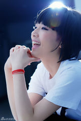 幻灯图:甜美教主张然全新写真 初现小女人妩媚