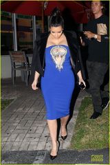 组图：准妈妈卡戴珊露胸蓝裙秀尽招牌豪乳