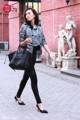 组图：童瑶街拍LOOK 干练职业装化身职场丽人