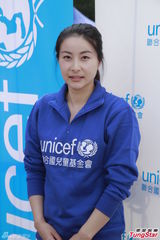 组图：郭晶晶教爱子拜年手势 看旧爱田亮综艺