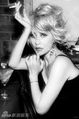 高清组图：刘嘉玲2011年历曝光 成熟性感金发烟熏妆